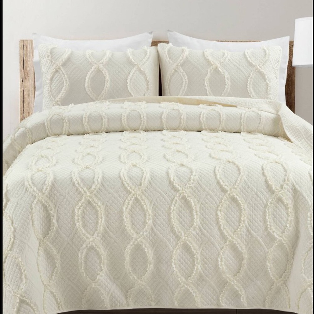Three-piece king Avon textured ruffle quilt set ivory – Lush Decor